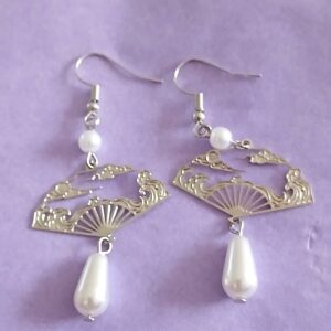 Charming silver coloured fan with drop down pearl coloured teardrop